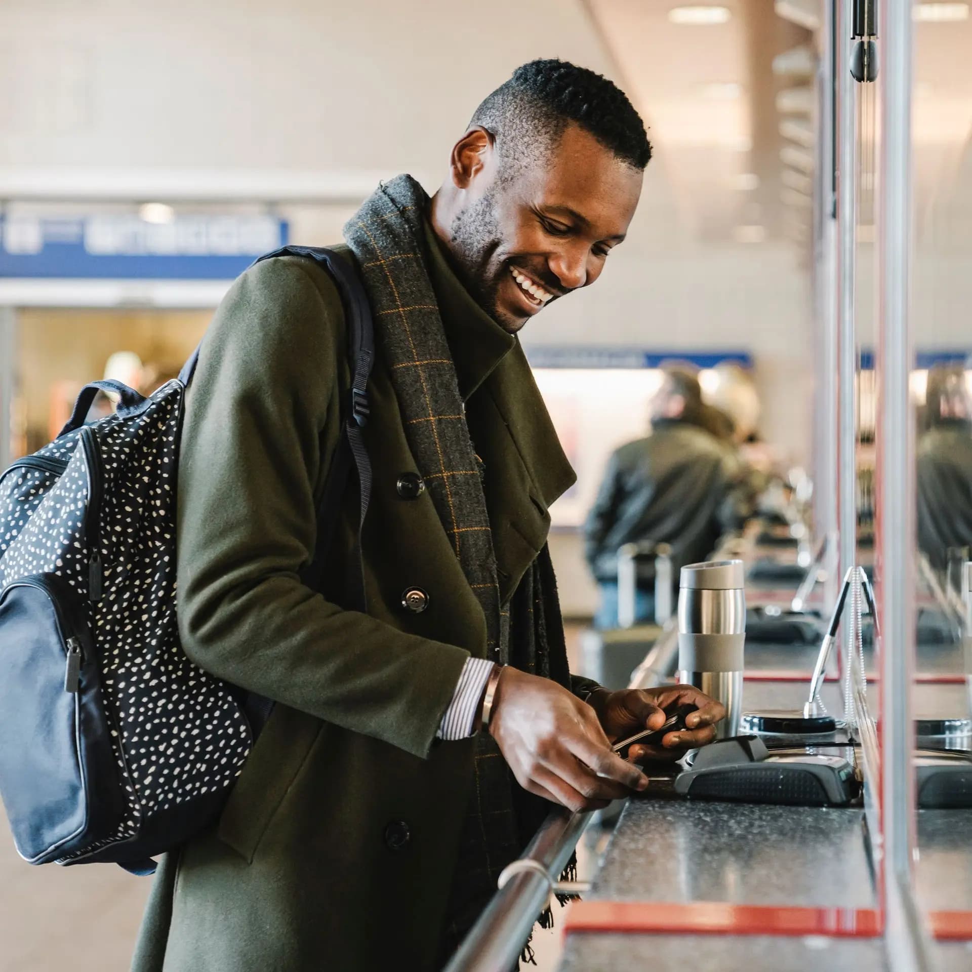 Homme souriant à l'aéroport